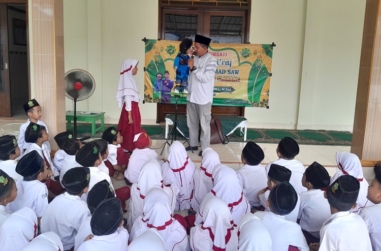 KAK ARIFIN DAN BONEKA GOBER MERIAHKAN PERINGATAN ISRA' MI'RAJ