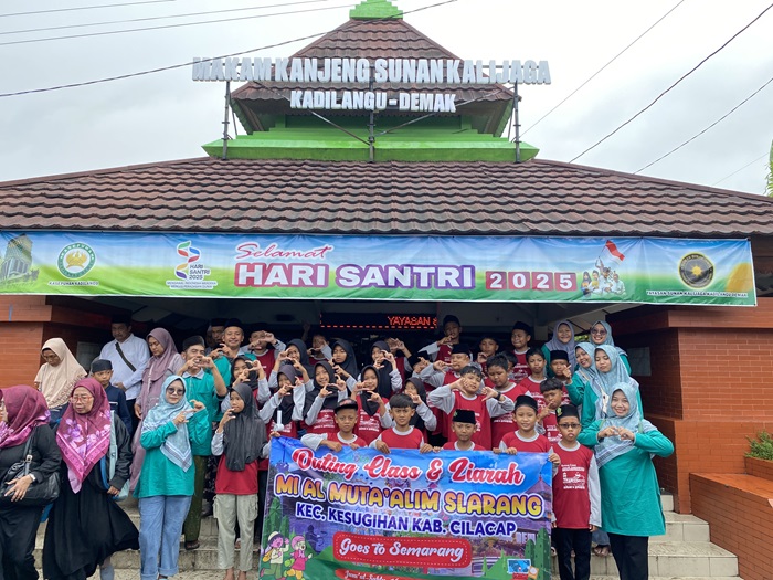 OUTING CLASS MURID MI AL MUTA'ALIM BERZIARAH KE MAKAM SUNAN KALIJAGA